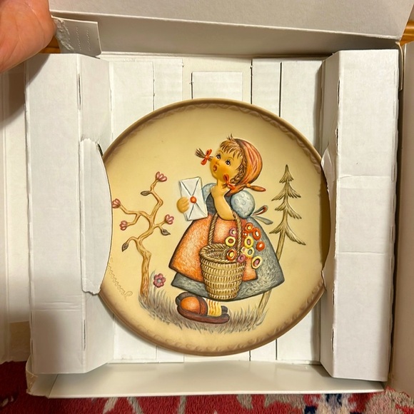 MJ Hummel #292 “Meditation” Plate Porcelain Collectible - Picture 6 of 7
